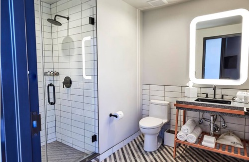 East Nashville Hotel | 2 Artistic Boutique Rooms for Families – Explore Vibrant East Nashville!