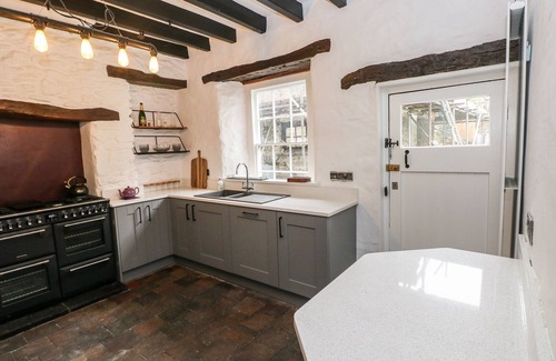 Dinas Cross Cabaña | 2 ASHGROVE, pet friendly, character holiday cottage in Dinas Cross