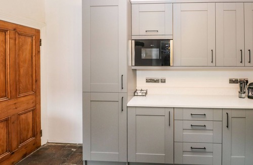 Dinas Cross Cabaña | 2 ASHGROVE, pet friendly, character holiday cottage in Dinas Cross