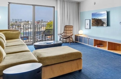 Venice Hotel | 2 Balcony Rooms w/ City View | Rooftop | Beach Vibe | Free Breakfast Daily