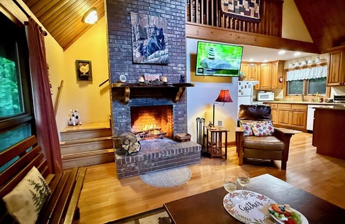 Maggie Valley Cabina | 2 Bd 2 Ba Cabin Aislado cerca de la ciudad Rushing Creek Apto para discapacitados Bañera de hidromasaje