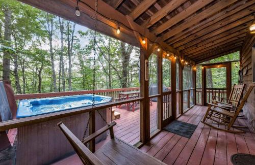 West Jefferson Casa | 2 Bd Cabin with Hot Tub, Direct Hiking Trail to New River