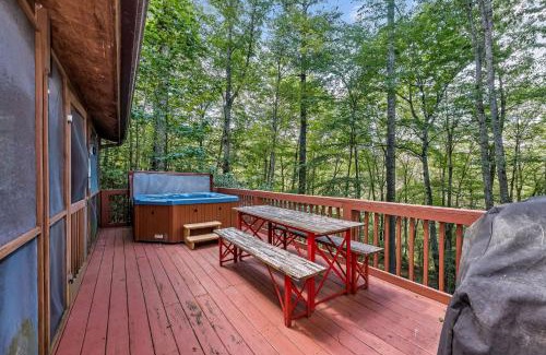 West Jefferson Casa | 2 Bd Cabin with Hot Tub, Direct Hiking Trail to New River