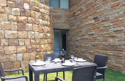 Kfardebian Apartamento | 2 BD Chalet in Redrock with patio and garden