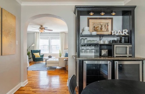 West Plaza Apartamento | 2 Bd Condo on the Plaza! | 2
