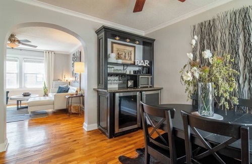 West Plaza Apartamento | 2 Bd Condo on the Plaza! | 2