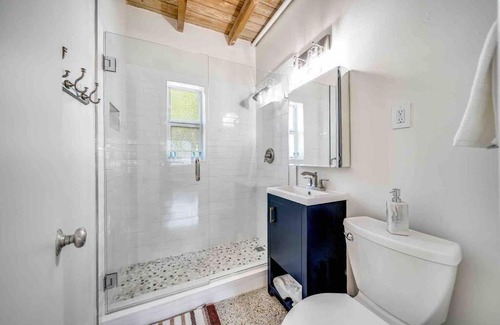 Del-Ida Park Historic District Casa | 2 BD Delray Beach Cottage walk to The Ave & beach