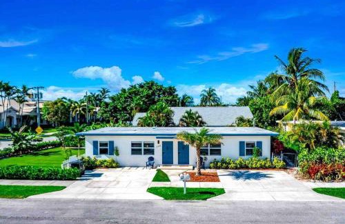 Del-Ida Park Historic District Casa | 2 BD Delray Beach Cottage walk to The Ave & beach