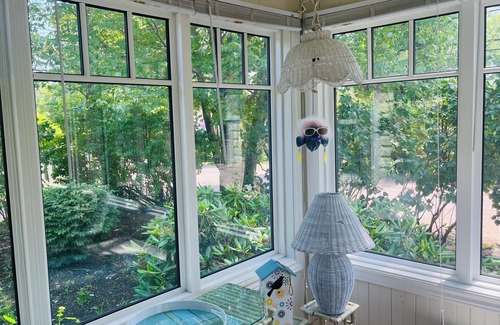 The Bluff Cabaña | 2 bdm cottage in the BLUFF, ONLY 3 min walk to PARLEE. AC, WiFi and 2 sunrooms