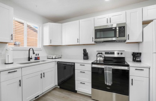 West Valley City Casa | 2 Bdr 1 Ba Close 2 Airport & SLC