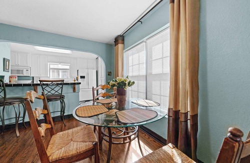 Tyler Cabaña | 2 Bdr, 1 bath, 4 guests: Entire Cozy Cottage Historical Tyler Azalea District