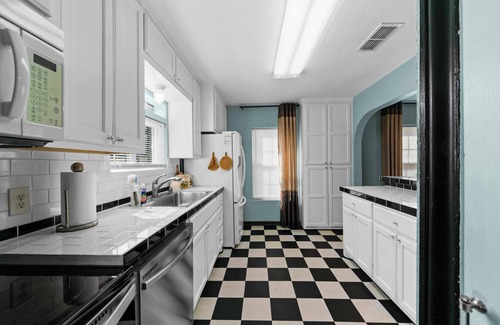 Tyler Cabaña | 2 Bdr, 1 bath, 4 guests: Entire Cozy Cottage Historical Tyler Azalea District