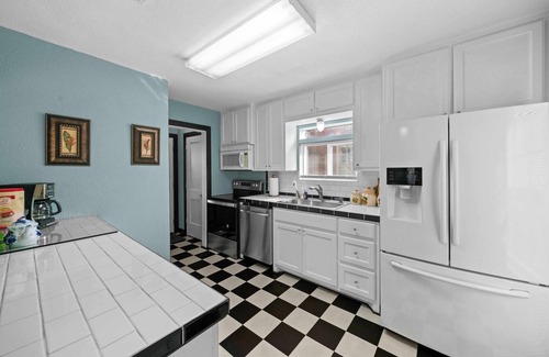 Tyler Cabaña | 2 Bdr, 1 bath, 4 guests: Entire Cozy Cottage Historical Tyler Azalea District