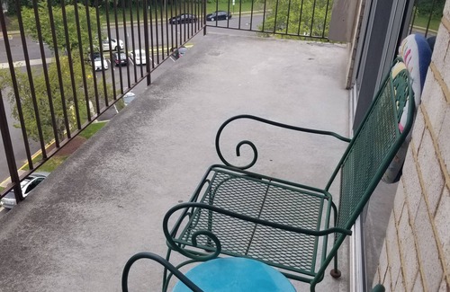 Lake Barcroft Condominio | 2-bdr Condo for a Professional Traveller