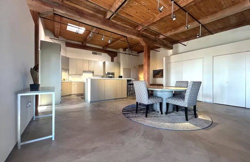 Fifth Ward Apartamento | 2 Bdr Penthouse with Fireplace