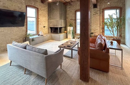 Fifth Ward Apartamento | 2 Bdr Penthouse with Fireplace