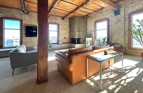 Fifth Ward Apartamento | 2 Bdr Penthouse with Fireplace