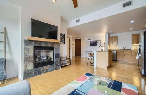 Central Boulder Apartamento | 2-BDR Retreat with Rooftop Pool & Gym