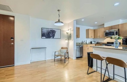 Central Boulder Apartamento | 2-BDR Retreat with Rooftop Pool & Gym