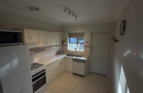 Walkerville Apartamento | 2 Bdrm Apartment - Spacious, ducted heating & cooling, centerally located!