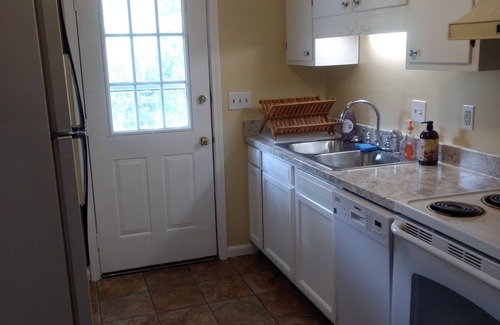 Rosewood Condominio | 2 Bdrm Condo w/in 10 min from USC, Downtown Columbia, Ft Jackson, VA hospital