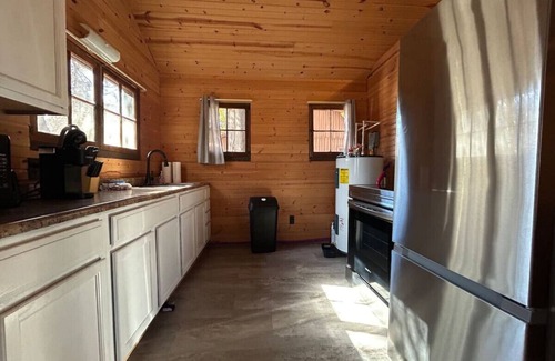 Applegate Cabina | 2 bdrm, hot tub, walk to beach