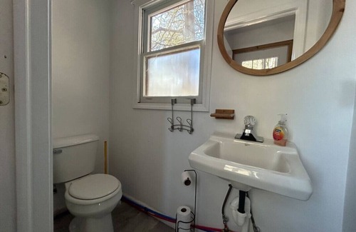 Applegate Cabina | 2 bdrm, hot tub, walk to beach