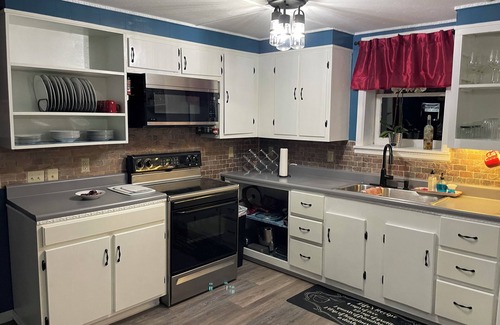 Dice Apartamento | 2 bdrm, sleeps 7 apartment. Pet friendly. Pool onsite. Outdoor grill. Hazard, KY