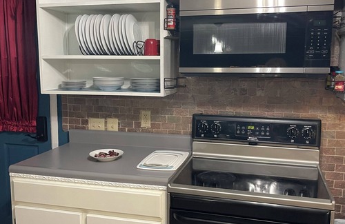 Dice Apartamento | 2 bdrm, sleeps 7 apartment. Pet friendly. Pool onsite. Outdoor grill. Hazard, KY