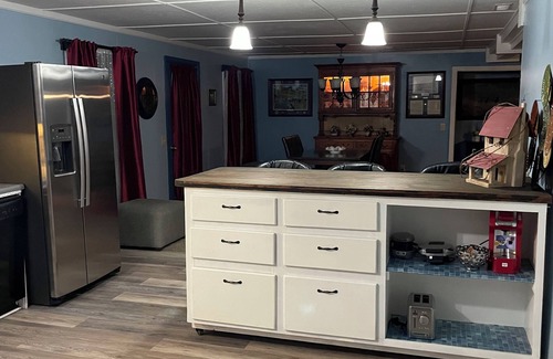 Dice Apartamento | 2 bdrm, sleeps 7 apartment. Pet friendly. Pool onsite. Outdoor grill. Hazard, KY