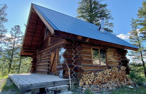 Tatlayoko Lake Cabina | #2 Beautiful modern log cabin in Tatlayoko Valley with an amazing view.