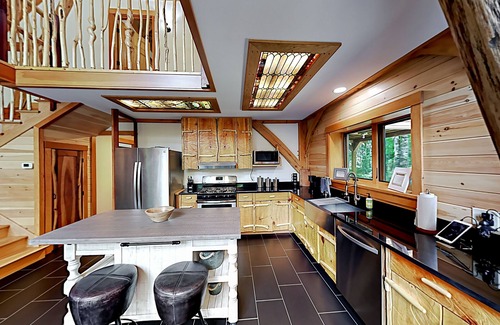 Franklin Casa | 2 beautifully designed, off-the-grid homes with amazing lakefront views & access