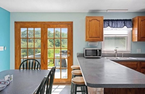 York Beach Apartamento | 2 bed 1.5 bath quiet location with a yard 10 min walk to beach and downtown