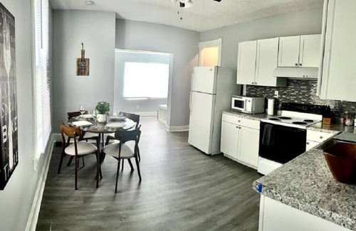 Hamilton Casa | 2 bed / 1.5 bath - Sleeps 6 -Comfy Hamilton home