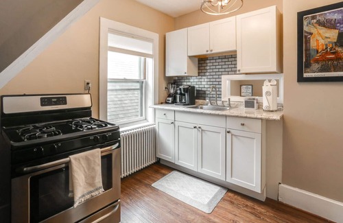 Albright Apartamento | 2 Bed/1 Bath Apartment, Fully Stocked Kitchen, Spacious, Premium City Location