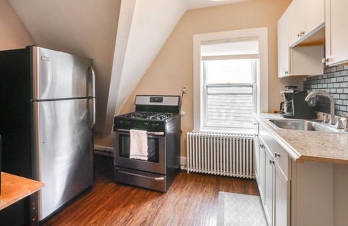 Albright Apartamento | 2 Bed/1 Bath Apartment, Fully Stocked Kitchen, Spacious, Premium City Location