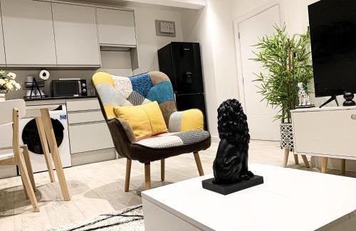 West Hendon Apartamento | 2 BED 1 BATH LUXURY APARTMENT 20 Mins Drive to Central London 10 Min Drive to Wembley Stadium Free Driveway Parking