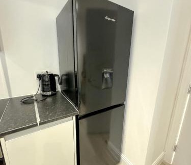 West Hendon Apartamento | 2 BED 1 BATH LUXURY APARTMENT 20 Mins Drive to Central London 10 Min Drive to Wembley Stadium Free Driveway Parking