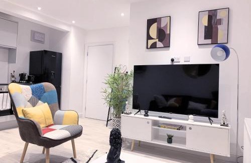 West Hendon Apartamento | 2 BED 1 BATH LUXURY APARTMENT 20 Mins Drive to Central London 10 Min Drive to Wembley Stadium Free Driveway Parking