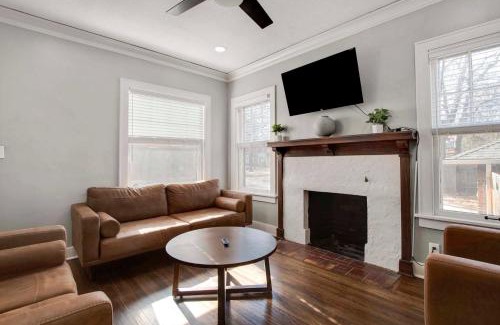 College Hill Casa | 2 Bed 1 Bath Property in College Hill with Garage