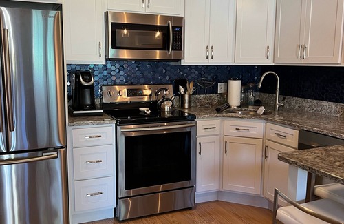 Gilford Condominio | 2 Bed/1 Bath Saunders Bay Gilford with boat slip. Walk to Meadowbrook for a show