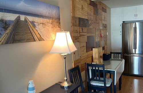 Gilford Condominio | 2 Bed/1 Bath Saunders Bay Gilford with boat slip. Walk to Meadowbrook for a show