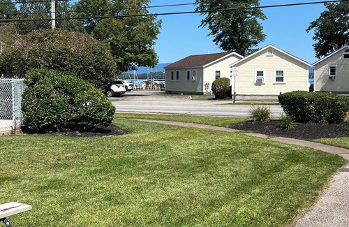 Gilford Condominio | 2 Bed/1 Bath Saunders Bay Gilford with boat slip. Walk to Meadowbrook for a show