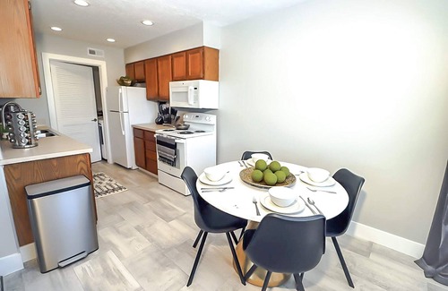 Lincoln Casa | 2 Bed,1Bath Massage Chair 5 Guests - South Lincoln
