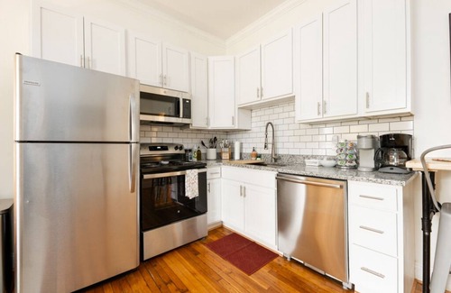 Downtown Greensboro Condominio | 2 bed 1bath modern and cozy condo in vibrant neighborhood downtown Greensboro