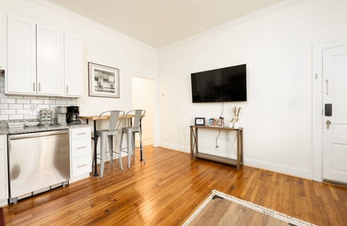 Downtown Greensboro Condominio | 2 bed 1bath modern and cozy condo in vibrant neighborhood downtown Greensboro