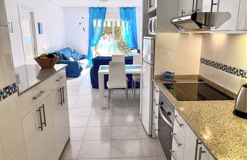 Los Alcázares Apartamento | Planta baja, frente a la piscina, apartamento de 2 habitaciones y 2 baños, Los Alcázares, Nr Beach WIFI