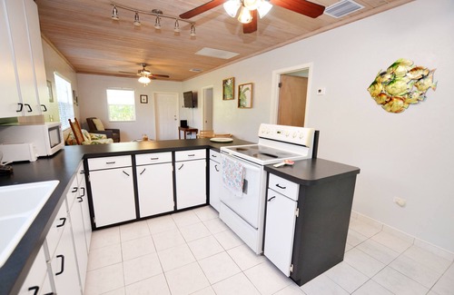 Spanish Wells Cabaña | 2 bed / 2 bath Cottage - 1 minute walk to the Beach - Quiet Neighborhood - Kayak