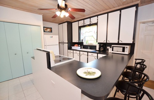 Spanish Wells Cabaña | 2 bed / 2 bath Cottage - 1 minute walk to the Beach - Quiet Neighborhood - Kayak
