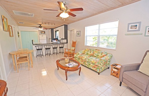 Spanish Wells Cabaña | 2 bed / 2 bath Cottage - 1 minute walk to the Beach - Quiet Neighborhood - Kayak